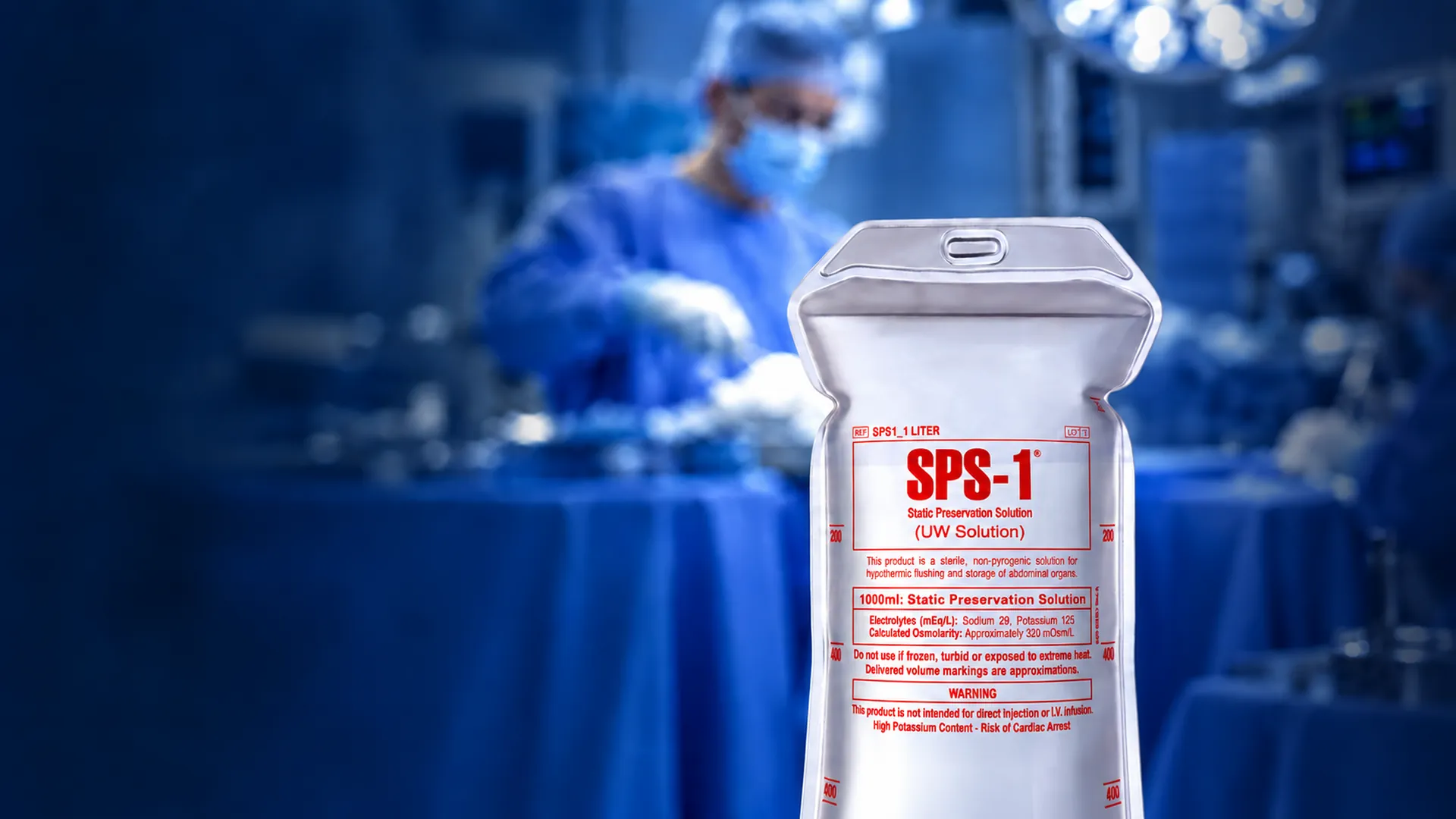Bolsa de SPS-1® en primer plano con un equipo quirúrgico al fondo.